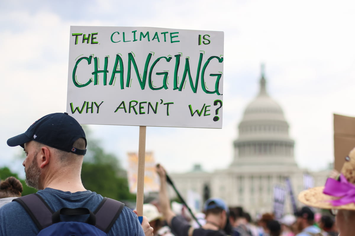 uomo manifesta per il cambiamento climatico