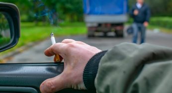 Lo studio choc dell’Istituto Tumori di Milano: il fumo di sigaretta inquina 15 volte di più di un motore diesel