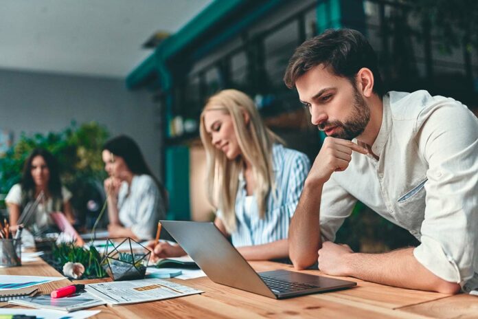 Eni Award Gruppo di lavoro in ufficio