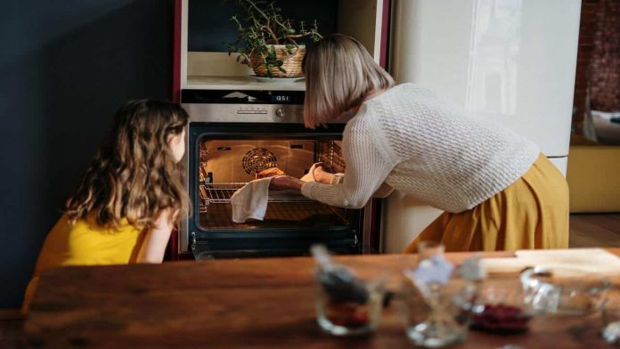Nonna e nipote che cucinano (Pexels)
