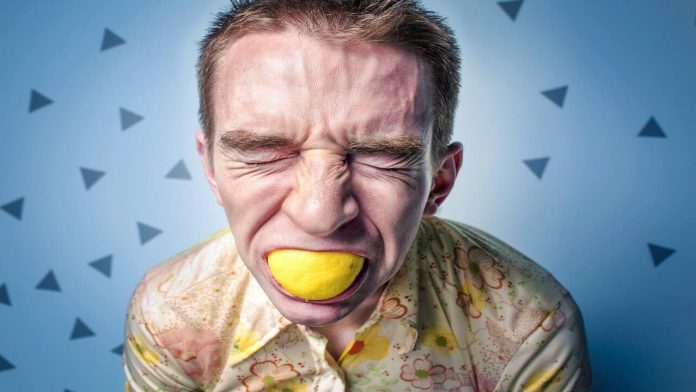 Ragazzo mangia un limone (Pixabay)