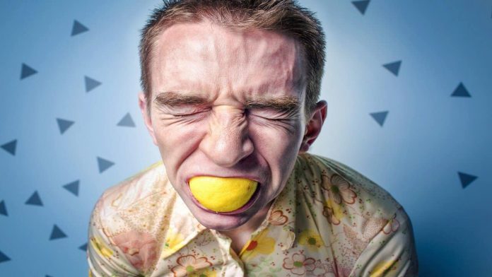 Ragazzo mangia un limone (Pixabay) Ragazzo mangia un limone (Pixabay)