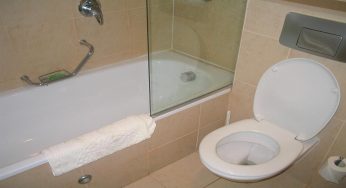 Wc, attenzione: perché lo sciacquone non va tirato sempre