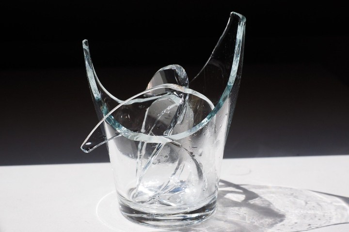 bicchiere rotto gettare vetro
