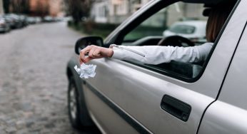Gettare rifiuti dal finestrino: attenzione, cosa si rischia