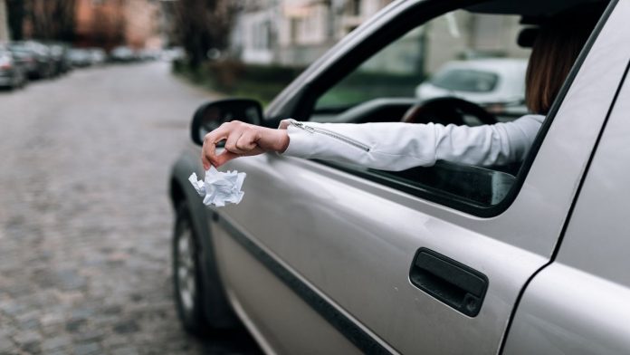 Gettare rifiuti dall'auto Gettare rifiuti dall'auto multa