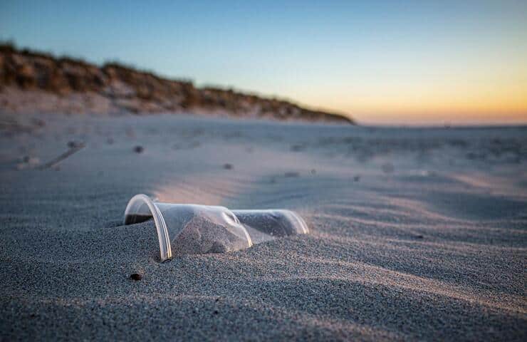 Plastica spiaggia (Foto Pixabay)