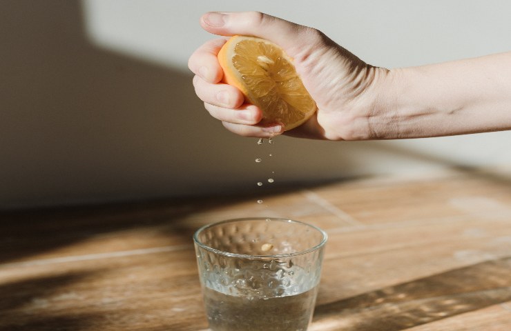 Acqua e limone effetti collaterali pericolo salute