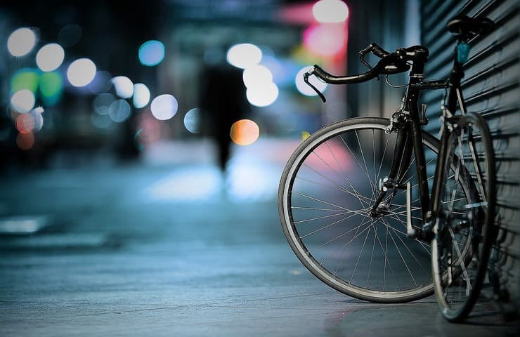 Bicicletta in strada (Foto Pixabay)