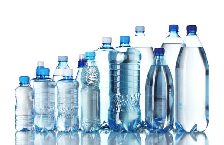 Bottiglie acqua (Foto Adobe)