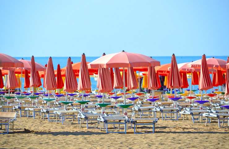 ombrelloni multa spiaggia motivo