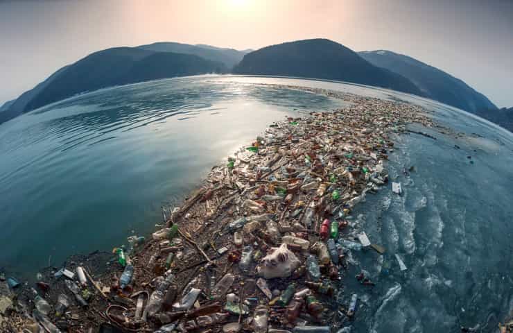 Plastica oceani (Foto Adobe)