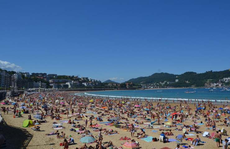 spiaggia multa 1500 euro reclusione