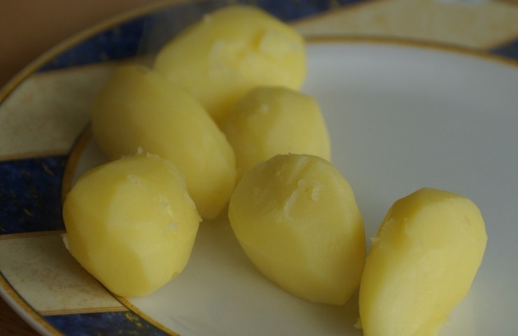 Alcune patate lesse senza la buccia