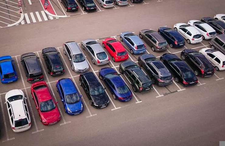 macchine automobili parcheggiate come raffreddarle