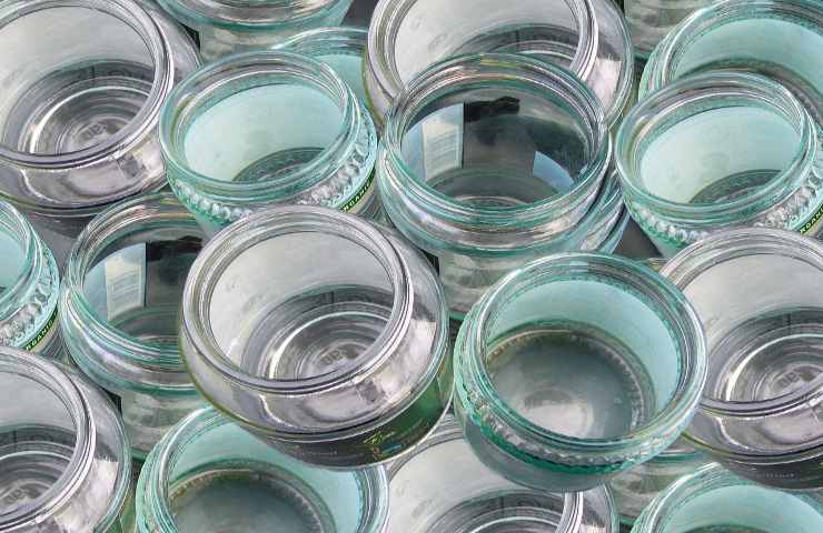 riciclaggio barattoli bottiglie di vetro