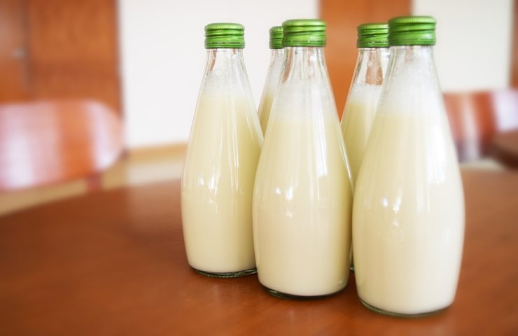 Diverse bottiglie di latte chiuse