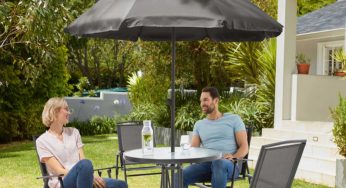 Giardino, offerta Lidl per tavolo con sedie e ombrellone