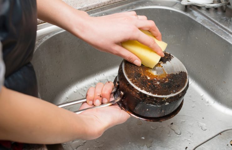 togliere incrostazioni pentole padelle bicarbonato