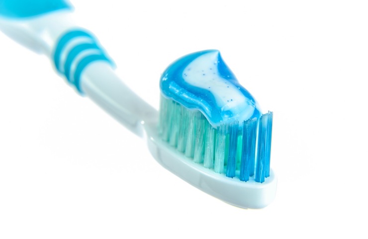 lavare bene denti spazzolino