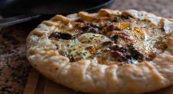 Torta salata con patate, gorgonzola e olive: come prepararla