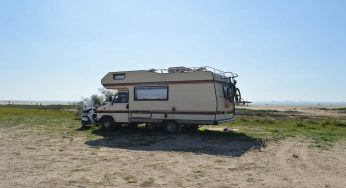 Lascia il suo camper per fare surf, al suo ritorno l’impensabile | Video