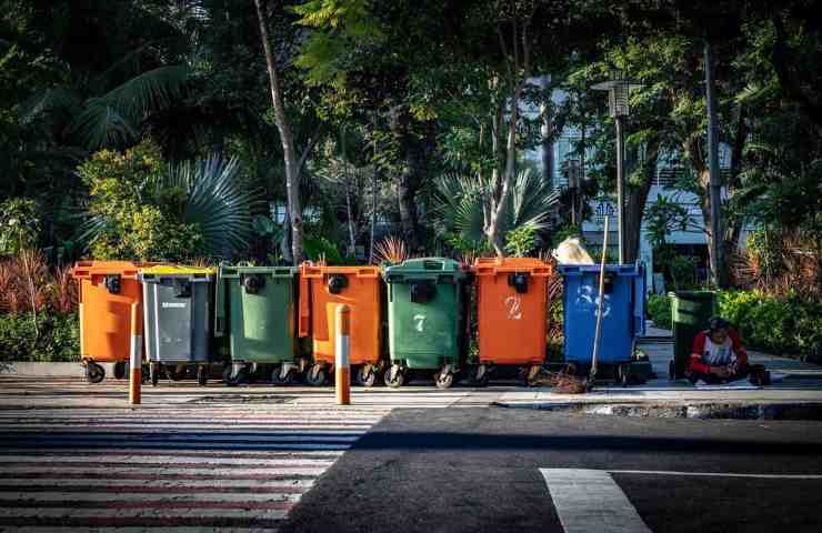 Diversi bidoni della spazzatura in strada