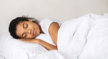 Perché dormire a pancia in giù non è affatto consigliato