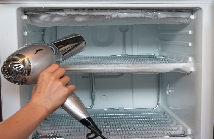 sbrinare frigorifero con il phon