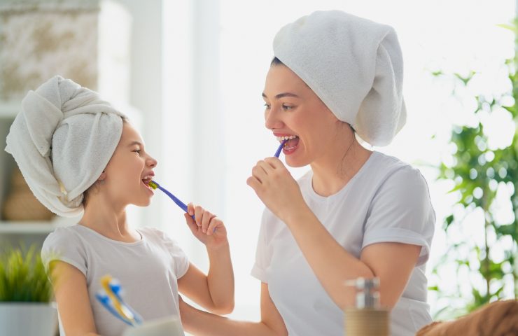 azione da compiere mentre si lavano i denti