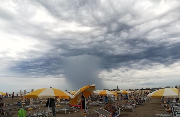 Maltempo in spiaggia: quando l'ombrellone diventa un pericolo