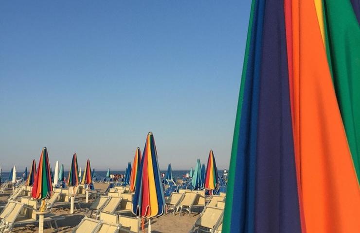 Ombrelloni e sedie sdraio in spiaggia