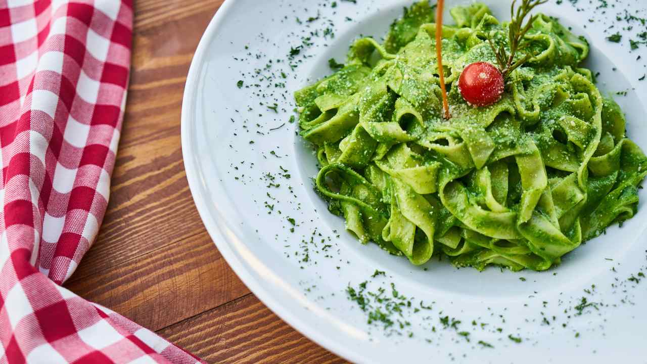 Vuoi il pesto verde brillante? Ecco quali foglie di basilico scegliere