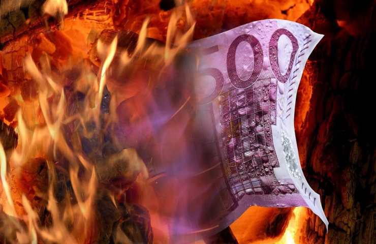 Raffigurazione di una banconota da 500 euro bruciata