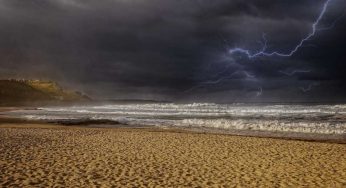 Fulmini in spiaggia: cosa non fare mai, si rischia la vita