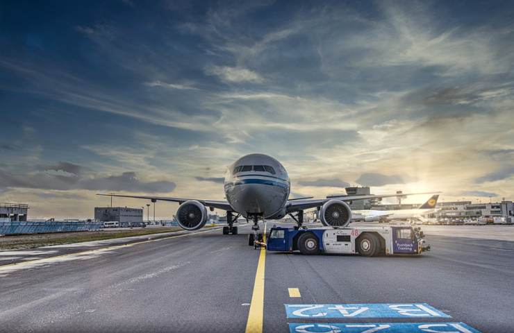 Un aereo sulla pista di decollo