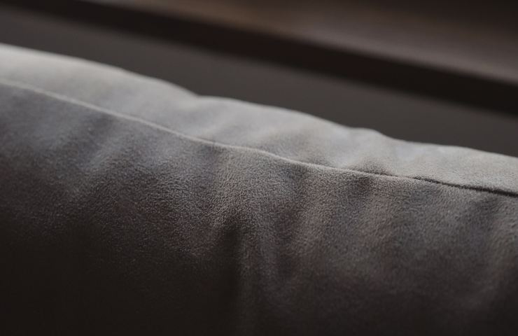 Un divano in pelle camosciata visto da vicino