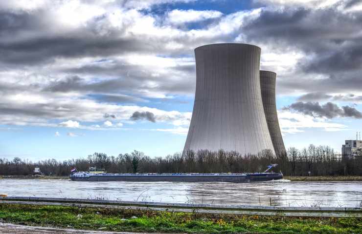 Un impianto nucleare di giorno