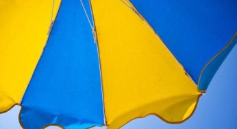 Non buttare un vecchio ombrellone: puoi rimodernarlo così