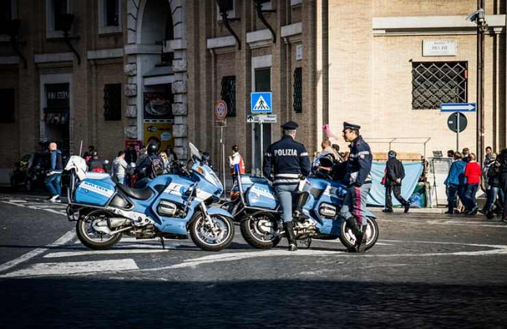 multe girare città senza maglietta 