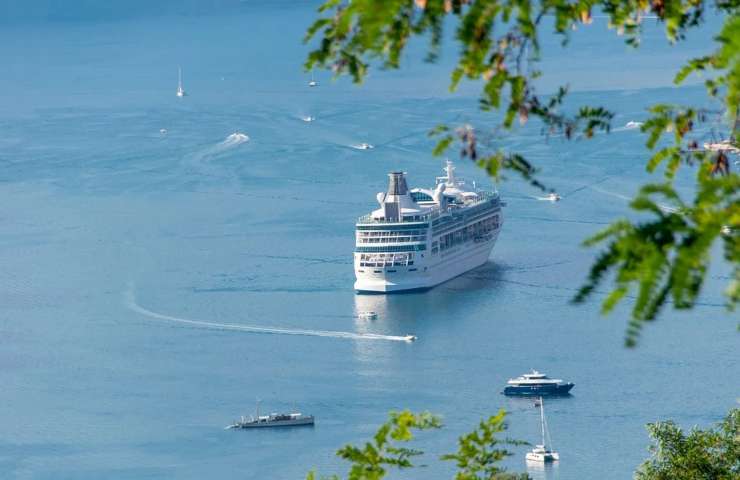 Un transatlantico visto da lontano