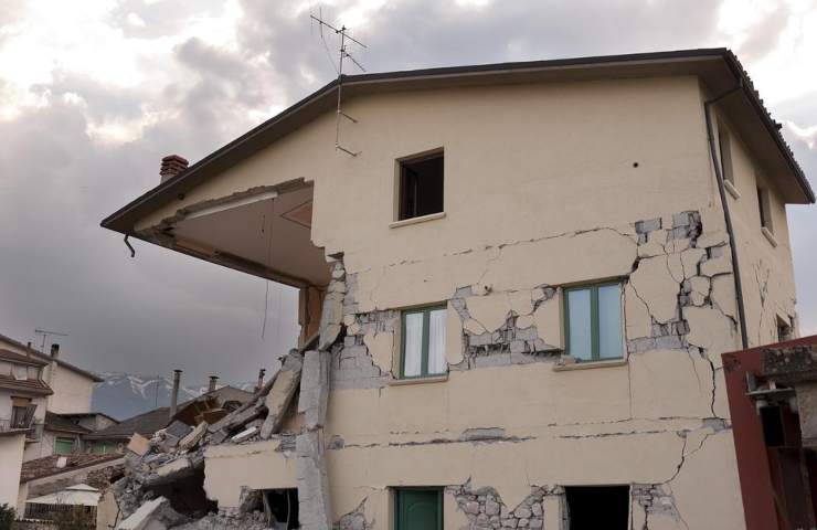 Una abitazione distrutta da un terremoto