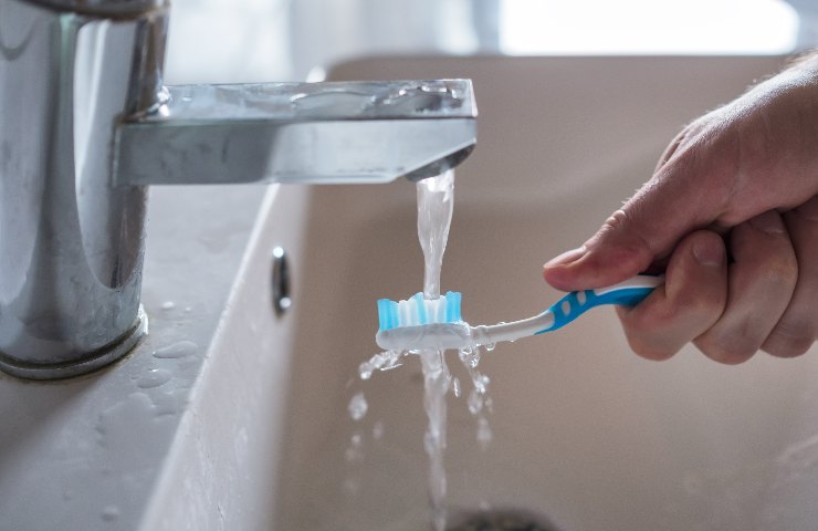 perché tenere l'acqua chiusa durante il lavaggio dei denti