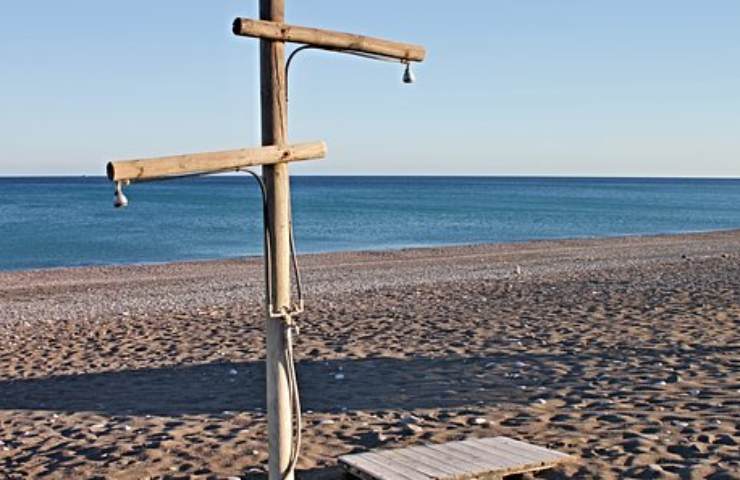 doccia in spiaggia uso responsabile