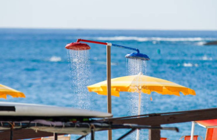 doccia in spiaggia uso responsabile