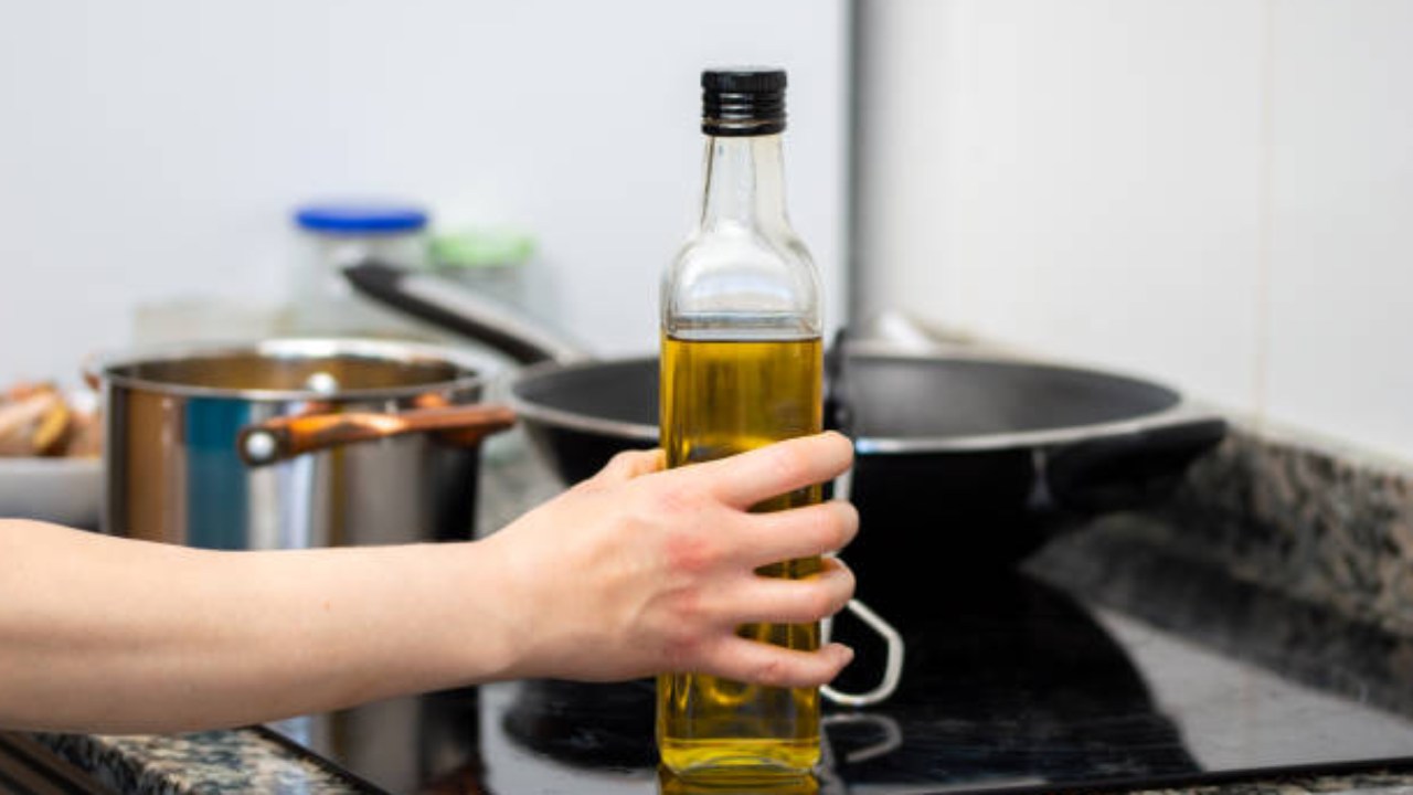 Se fai così non capiterà mai colare l'olio dalla bottiglia