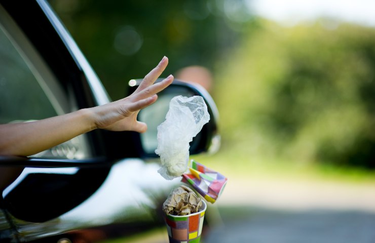 chi getta rifiuti fuori dall'auto rischia sanzione