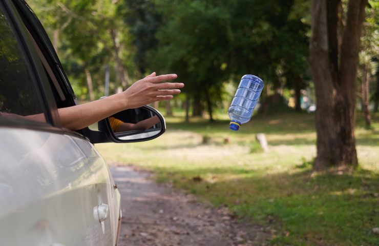 chi getta rifiuti fuori dall'auto rischia sanzione