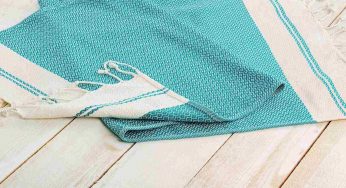 Non cestinare i vecchi teli mare: in questo periodo ti serviranno