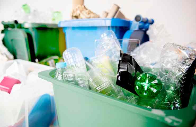 Bottiglie e contenitori in plastica nei rifiuti